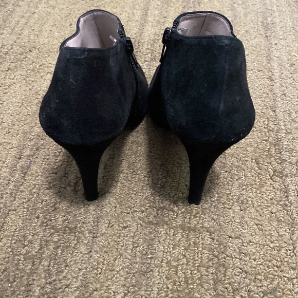 9 West black suede peep toe 4” heels. Sz 5.5 - Picture 5 of 6